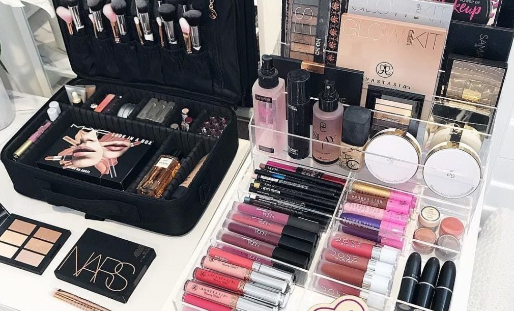 how-to-organize-makeup-bag-in-drawer