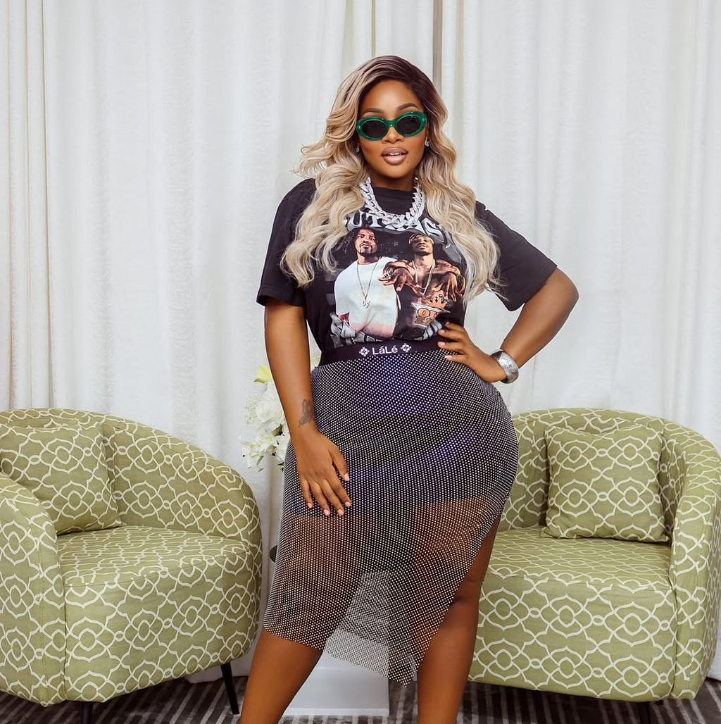 toolzo-wearing-a-tshirt-outfit-idea